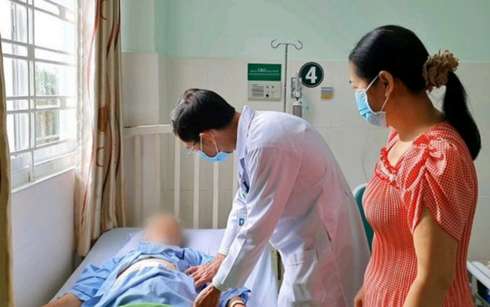 Trong lúc uống thuốc, cụ bà 64 tuổi nuốt phải hàm răng giả Ảnh 2