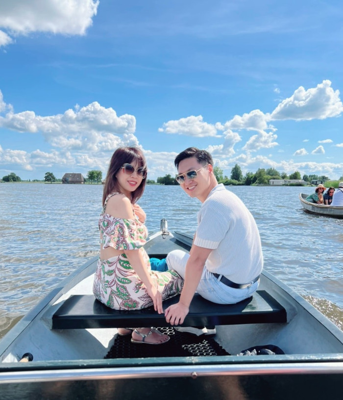 Vợ chồng Mạnh Trường liên tục xả kho loạt khoảnh khắc 'tình bể bình' bên trời Tây. 