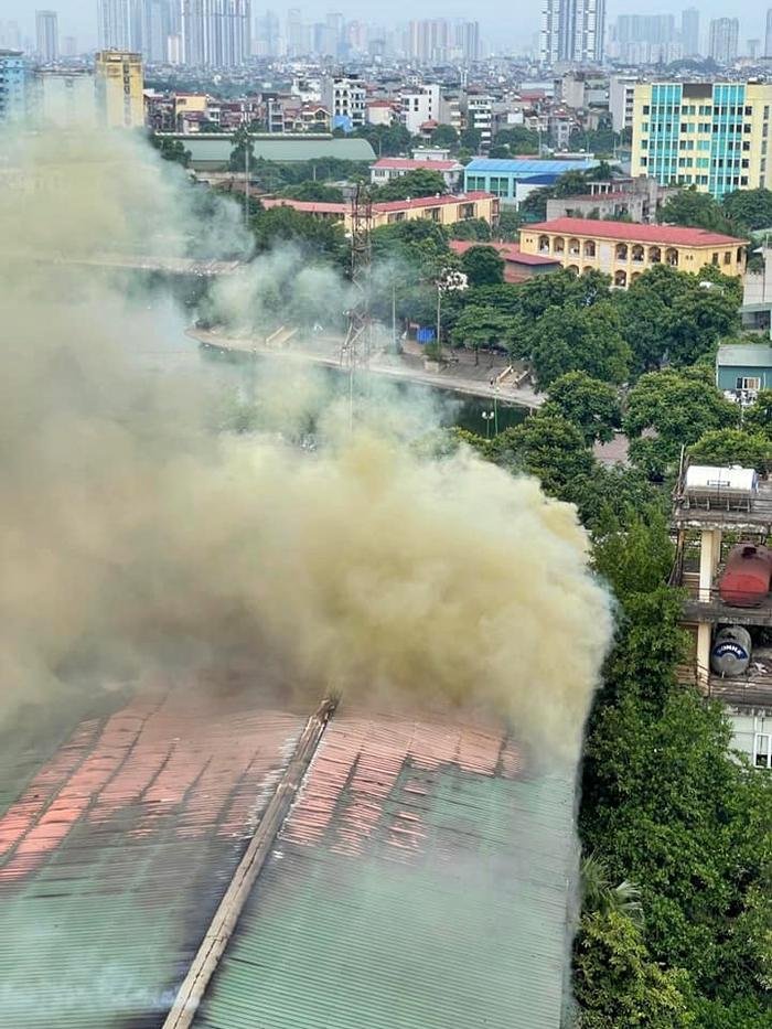 Cháy lớn tại tòa nhà văn phòng trên đường Trường Chinh Hà Nội Ảnh 2