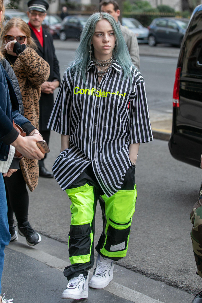  Chán đồ rộng thùng thình, Billie Eilish quyết tâm 'quay xe' sang phong cách gợi cảm Ảnh 2