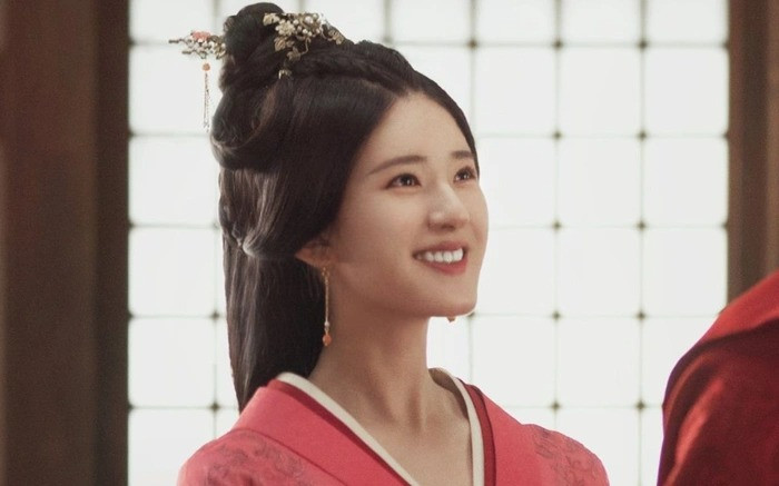 Trong Tinh Hán Xán Lạn, Triệu Lộ Tư vào vai Trình Thiếu Thương, một nữ nhân thiếu thốn tình thương, không được chỉ dạy đàng hoàng. Nàng luôn chịu nhiều tiếng xấu, luôn phải bị đem ra so sánh với con nhà người ta, từ nhỏ sống xa cách phụ mẫu, khi họ trở về cũng không có những tháng ngày như mong ước. Tuy vậy, Thiếu Thương vẫn luôn là một cô gái tích cực, tốt bụng và hồn nhiên. 