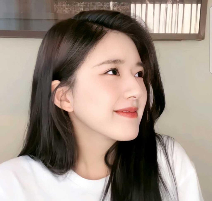 Triệu Lộ Tư còn được dân mạng gắn mác tiểu Triệu Lệ Dĩnh vì sở hữu gương mặt tròn trĩnh, đáng yêu. Hàng loạt diễn đàn từ Douban, Hupu, Zhizhu, Sina... đều khen ngợi nhan sắc của cô nàng.