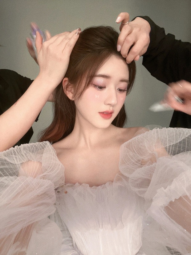 Triệu Lộ Tư là một trong những mỹ nhân thuộc thế hệ Gen Z được khán giả đánh giá cao về nhan sắc. Song, tham gia nhiều bộ phim, nét diễn xuất của cô không quá chất lượng như vẻ ngoài. Vì vậy, người đẹp sinh năm 1998 thường xuyên bị gắn mác là bình hoa di động.