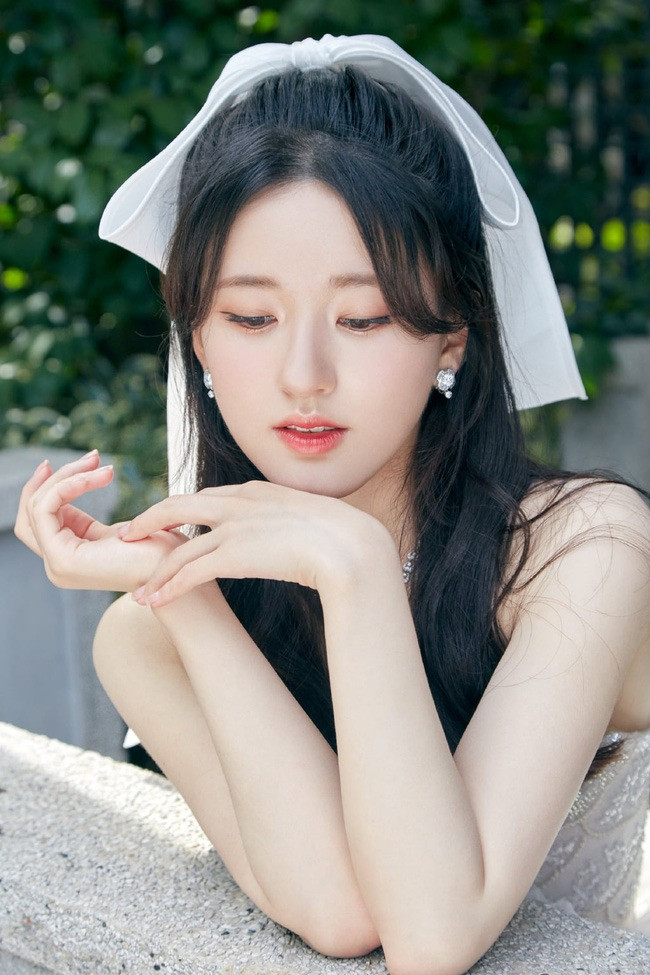 Triệu Lộ Tư từng có thời gian được so sánh với Triệu Lệ Dĩnh và Lưu Diệc Phi. Tuy nhiên, fan của hai ngôi sao showbiz lại cho rằng cô chưa đủ tầm để sánh ngang với đàn chị. Gần đây, người đẹp dần cởi bỏ cái mác bình hoa di động và bắt đầu ghi dấu ấn với khán giả.