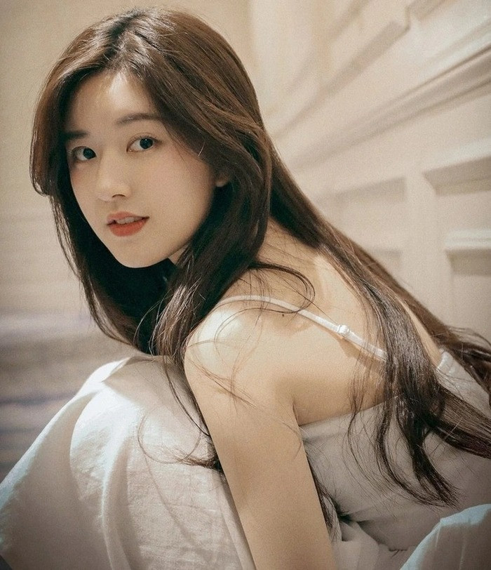 Triệu Lộ Tư sinh năm 1998 và là thế hệ diễn viên đang lên tại làng giải trí Hoa ngữ. Trước đây, cô thường xuyên bị gắn mác bình hoa di động vì diễn xuất hoàn toàn khác xa với vẻ ngoài xinh đẹp.