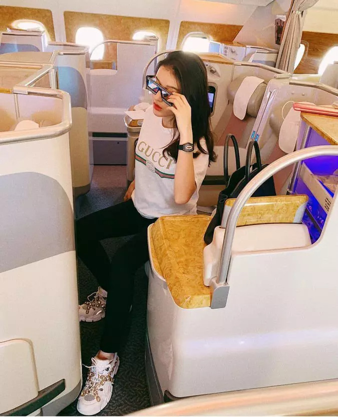 Tạm rời xa những bộ váy hàng hiệu, Á hậu Huyền My chọn áo thun và quần jeans cho một chuyến bay dài. Nhưng người đẹp vẫn 'phủ' hàng hiệu từ đầu đến chân.