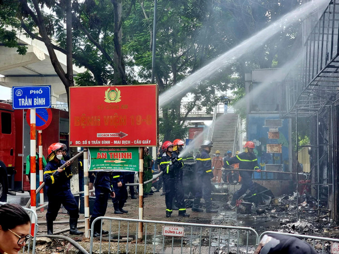 Sau khi tiếp nhận tin báo, lực lượng chức năng đã nhanh chóng có mặt tại hiện trường để dập lửa.