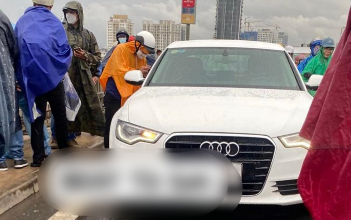 Xe sang Audi bị bỏ lại trên cầu Nhật Tân, phía chân cầu phát hiện người đàn ông nằm bất động Ảnh 2