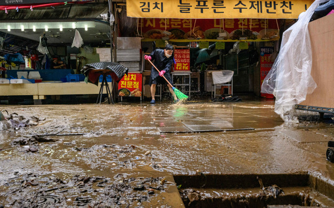 Thủ đô Hàn Quốc thiệt hại nặng nề vì mưa lũ kéo dài những ngày qua Ảnh 2