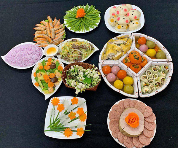 Những mâm cỗ cúng thần linh và gia tiên đầy đủ và đẹp mắt