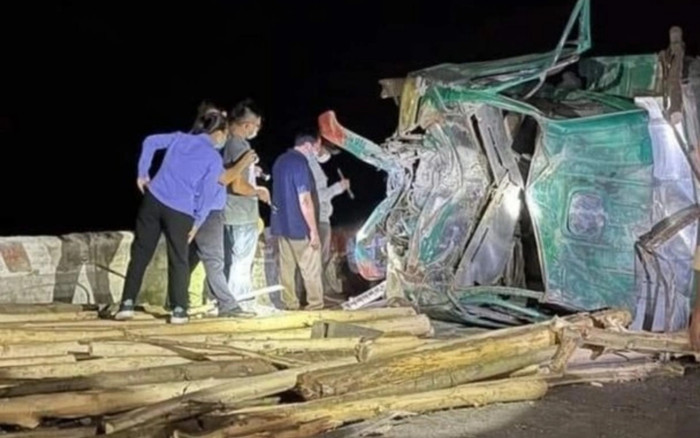 Tai nạn nghiêm trọng giữa ô tô tải và xe máy khiến 4 người tử vong trong đêm Ảnh 2