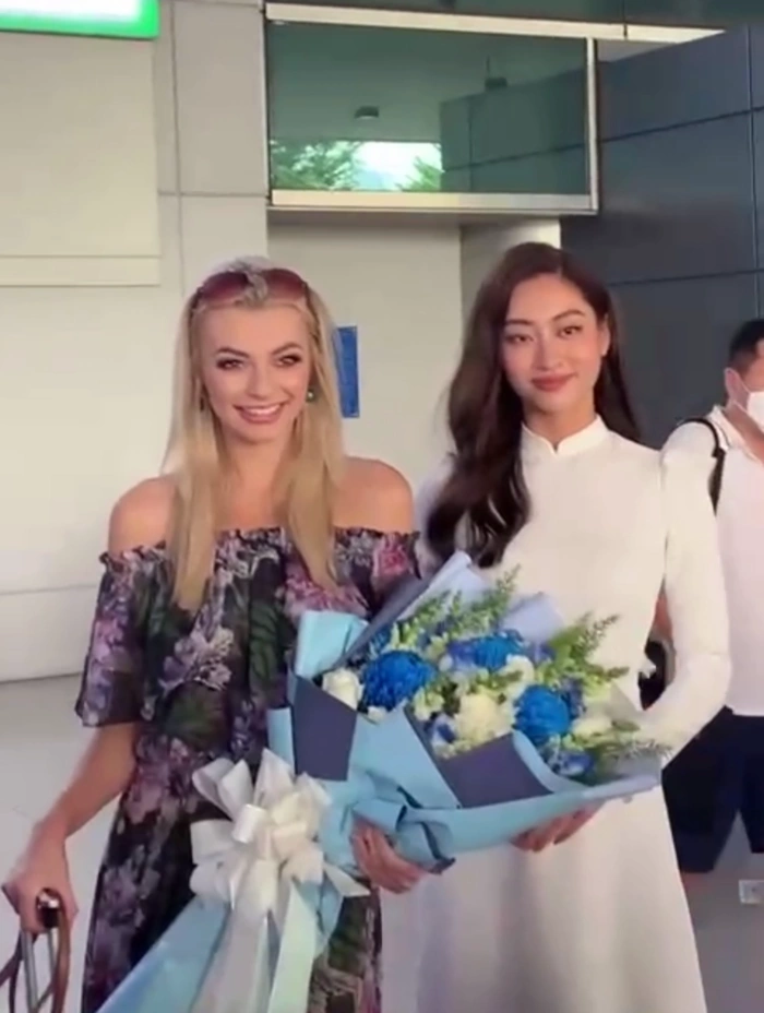 Lương Thùy Linh cũng có màn 'so kè' nhan sắc với Karolina Beilawska.