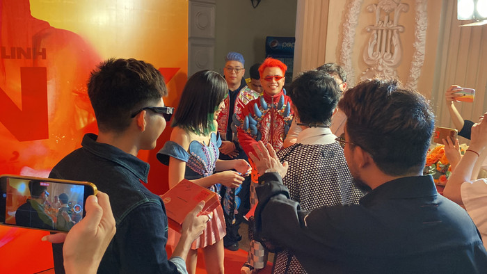 Nhiều nghệ sĩ hội ngộ thảm đỏ chúc mừng nữ ca sĩ trong sản phẩm âm nhạc lần này với bạn bè thân thiết cùng nhiều gương mặt đình đám trong Vbiz.