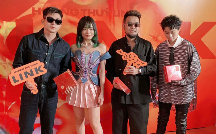 Sáng 11/8, Hoàng Thùy Linh tổ chức buổi họp báo ra mắt sản phẩm âm nhạc với album LINK. 