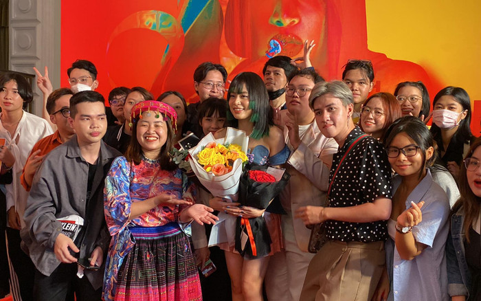 Hoàng Thuỳ Linh bị fan 'đánh úp', visual qua cam thường khiến fan xuýt xoa Ảnh 2