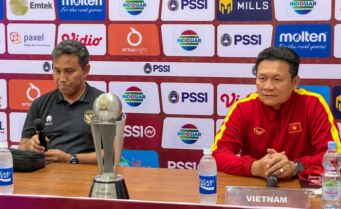 HLV Nguyễn Quốc Tuấn lo lắng sự cuồng nhiệt của khán giả Indonesia sẽ khiến cho cầu thủ Việt Nam đối diện nỗi lo trong trận chung kết vào ngày mai. Ảnh: VFF
