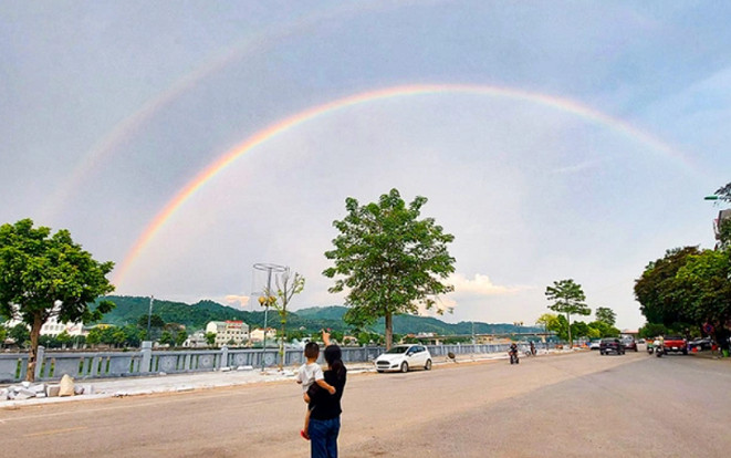 Kỳ thú cầu vồng đôi tuyệt đẹp xuất hiện ở thành phố Lào Cai Ảnh 2