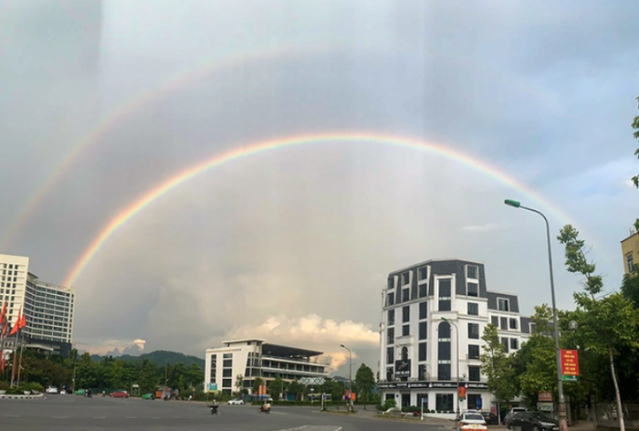 Kỳ thú cầu vồng đôi tuyệt đẹp xuất hiện ở thành phố Lào Cai Ảnh 1