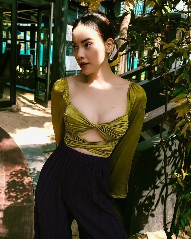 Hồ Ngọc Hà cũng không thể bỏ qua gam màu hot nhất mùa hè. Cô chọn áo croptop xanh rêu được cắt xẻ táo bạo, mix cùng quần ống rộng. Cách phối đồ tuy đơn giản nhưng lúc nào cũng hiệu quả.