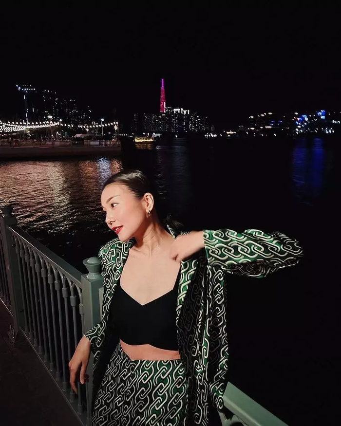 Chẳng cần đeo nhiều phụ kiện, bộ suit họa tiết của Thanh Hằng đã đủ làm người đẹp nổi bật.