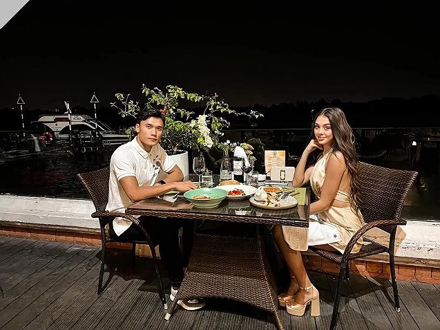 Người hâm mộ nhận xét rằng bà xã Bùi Tiến Dũng nhuận sắc sắc hơn khi mang bầu.