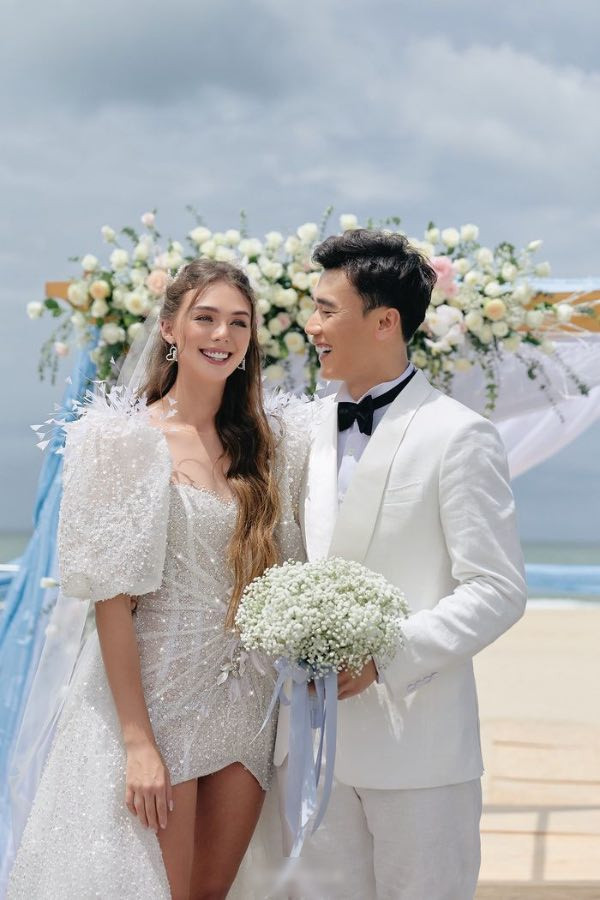 Bùi Tiến Dũng và Dianka Zakhidova đã có gần 2 năm hẹn hò trước khi chính thức về chung một nhà hôm 22/5 vừa qua.