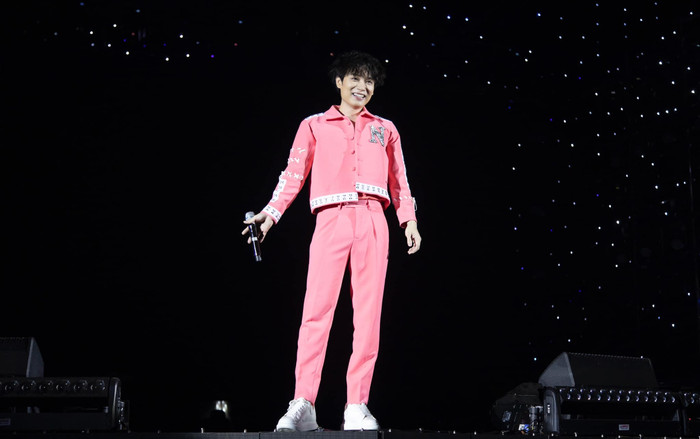 Lại tiếp tục bị khán giả 'giật mic' không cho hát, nhưng biểu cảm lần này của Trúc Nhân lạ lắm! Ảnh 2