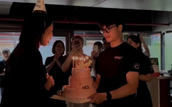 Tặng bánh kem cho Thùy Tiên, chàng trai bất ngờ chiếm spotlight vì sở hữu nhan sắc 'cực phẩm' Ảnh 2