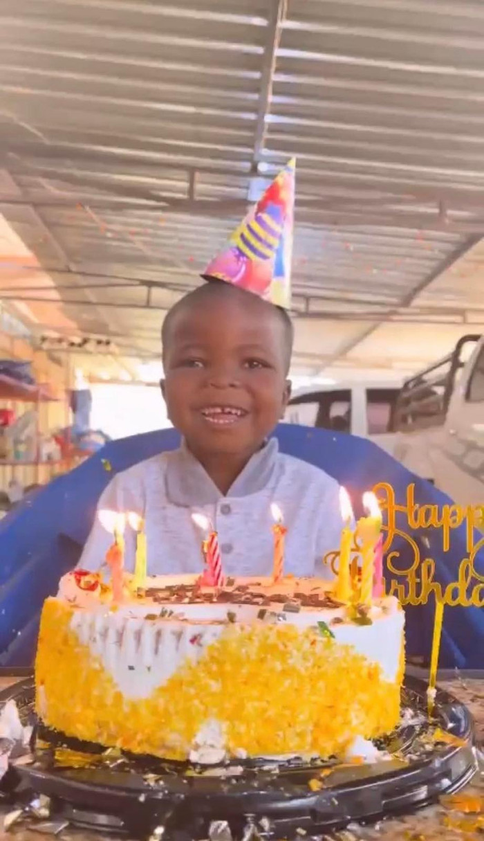 Quang Linh Vlogs còn cùng với Lôi con hát cho Thùy Tiên bài mừng sinh nhật.