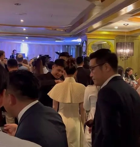 'Tóm gọn' Puka 'tình bể bình' bên Gin Tuấn Kiệt giữa chốn đông người.