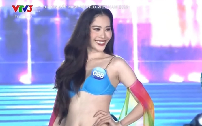 Nam Em rực lửa với trang phục áo tắm khoe body căng mịn, fan hò hét muốn banh bờ biển Quy Nhơn Ảnh 2