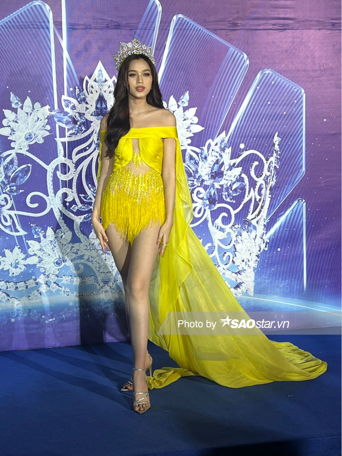 Hoa hậu Đỗ Thị Hà khoe đôi chân 1m11 qua chiếc váy ngắn màu vàng. Sau 2 năm đương nhiệm, nhan sắc của cô ngày càng thăng hạng.