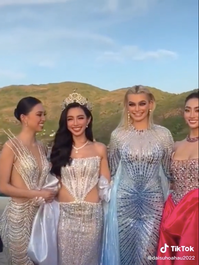 Khoảnh khắc hài hước: Tiểu Vy, Thùy Tiên nhón chân khi đứng cùng đương kim Miss World 2021 Ảnh 1