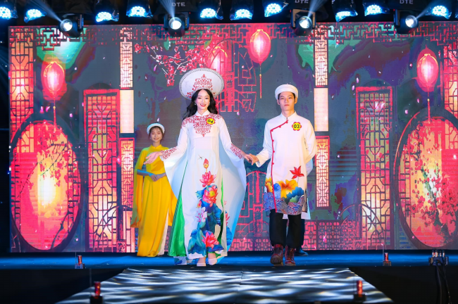 Khánh Linh trong phần thi áo dài truyền thống tại Cuộc thi King and Queen do Liên chi Đoàn – Liên chi Hội sinh viên Khoa Kế toán và Quản trị kinh doanh, Học viện Nông nghiệp Việt Nam tổ chức