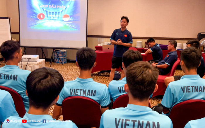 Trưởng đoàn Hoàng Anh Tuấn lên tinh thần cho U16 Việt Nam trước trận chung kết với Indonesia.