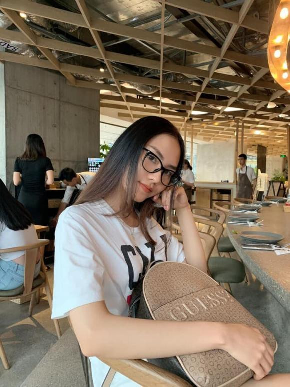 Không cần lên đồ lộng lẫy, Mai Phương vẫn tỏa sáng ngoài đời thường.