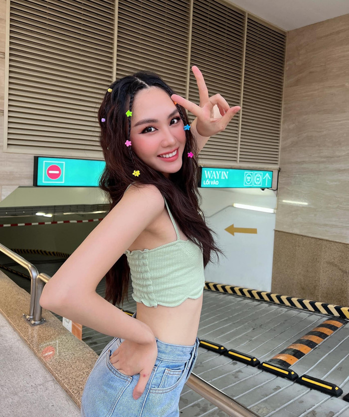 Mai Phương còn rất để ý đến những phong cách thời trang đang thịnh hành. Vào hè, người đẹp diện áo croptop hai dây và quần jeans. Điểm nhấn chính là kiểu tóc baby braids và được gắn thêm kẹp tóc sắc màu.