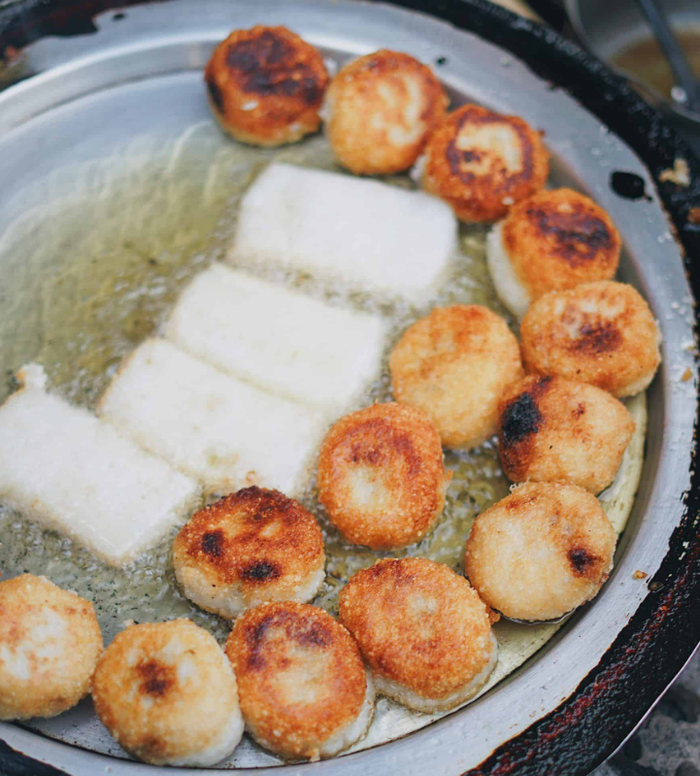 Mỗi cái bánh chiên có giá khoảng 5.000 đồng