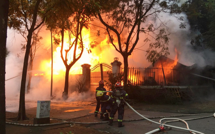 1 cán bộ chiến sĩ bị thương trong lúc tham gia chữa cháy tại căn biệt thự ở Hoàng Mai Ảnh 2