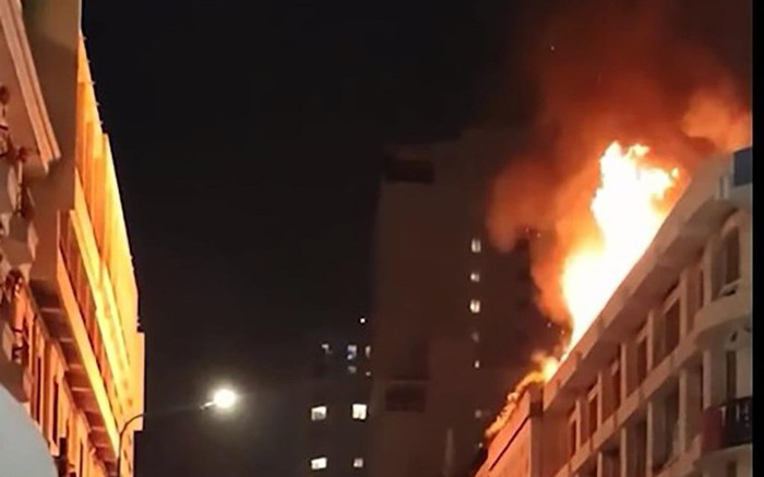 Cháy nổ lớn ở gần phố đi bộ Nguyễn Huệ, người dân khu vực náo loạn Ảnh 2