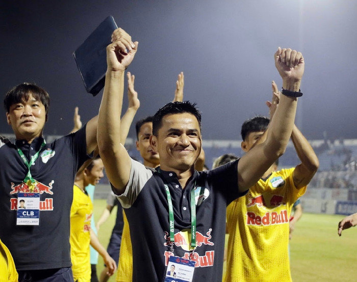 HLV Kiatisuk tin tưởng HAGL sẽ đánh bại Hà Nội FC. Ảnh: Anh Hữu