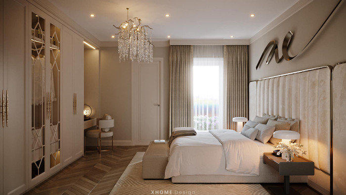 Phòng ngủ có đèn chùm, gường và tủ quần áo lớn.