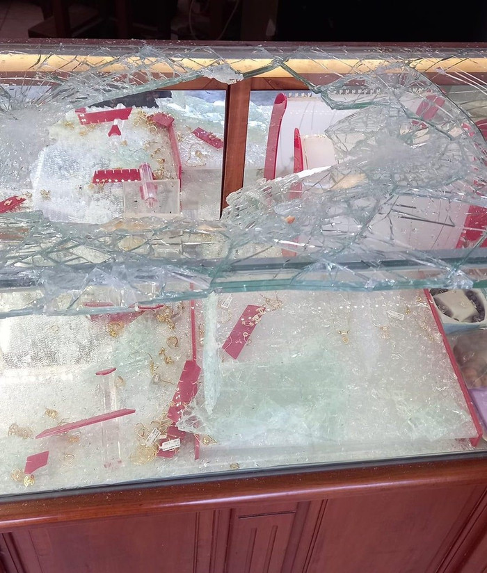 Tủ kính ở tiệm vàng bị đập vỡ, nhiều nhẫn, dây chuyền vàng bị cướp