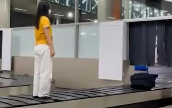 Thêm trường hợp lên băng chuyền hành lí sân bay để quay TikTok Ảnh 2