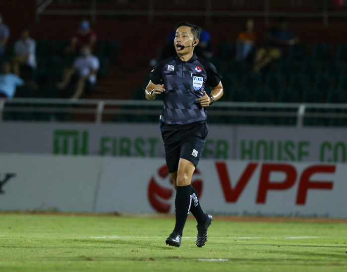 Trọng tài Ngô Duy Lân bắt chính trận đấu giữa Hà Nội FC và HAGL.&nbsp;