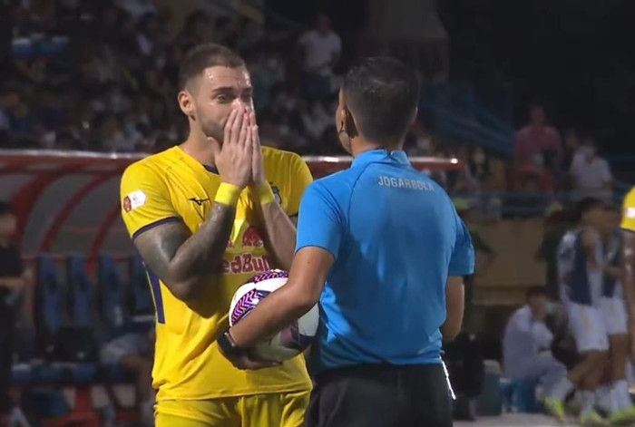 Bruno tiếc nuối với quả 11 m bị từ chối trong hiệp 1.