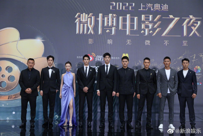 Dàn diễn viên phim Vua Của Bầu Trời tại sự kiện.