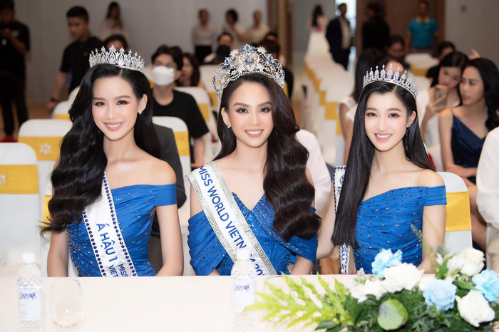 Nhan sắc lộng lẫy của Top 3 Miss World Vietnam làm 'liêu xiêu' lòng người. Hoa hậu Mai Phương được xem là chị cả vì cô sinh năm 1999, còn lại lần lượt Á hậu 1 Bảo Ngọc sinh năm 2001 và Á hậu 2 Phương Nhi sinh năm 2002.&nbsp;