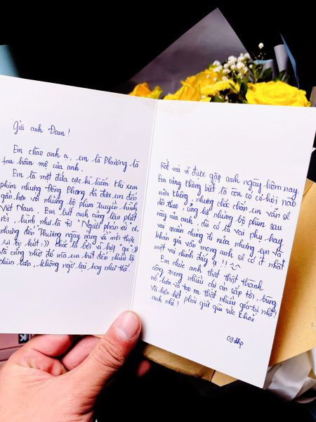 Doãn Quốc Đam hạnh phúc khi nhận được món quà đầy ý nghĩa từ người hâm mộ gửi tặng. 