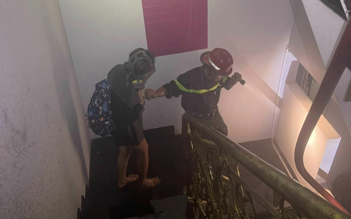 Lính cứu hỏa đưa 10 người an toàn ra khỏi vụ cháy homestay ở TP.HCM Ảnh 2